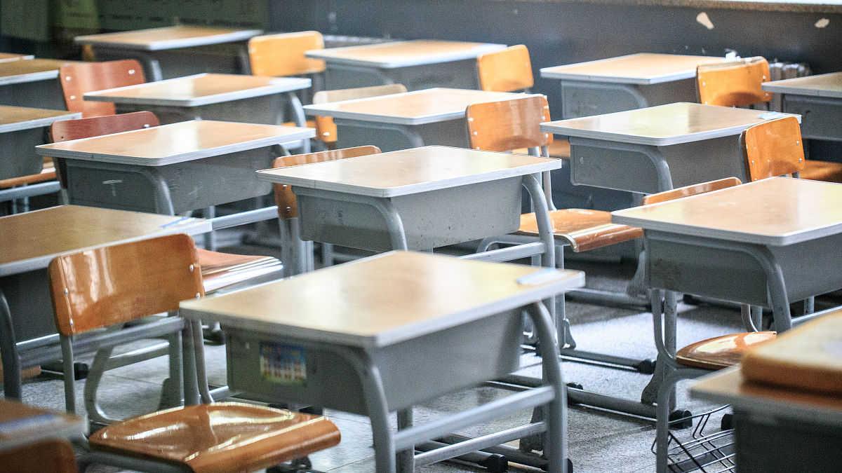 学校操场上出现了诡异的现象。由课桌和椅子拼成了一个数字9改写句子用诡异和悬疑方式改写