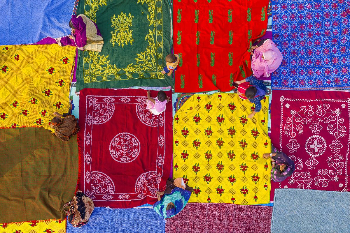 2021年1月19日讯(具体拍摄时间不详),孟加拉joypurhat,村民们用传统的