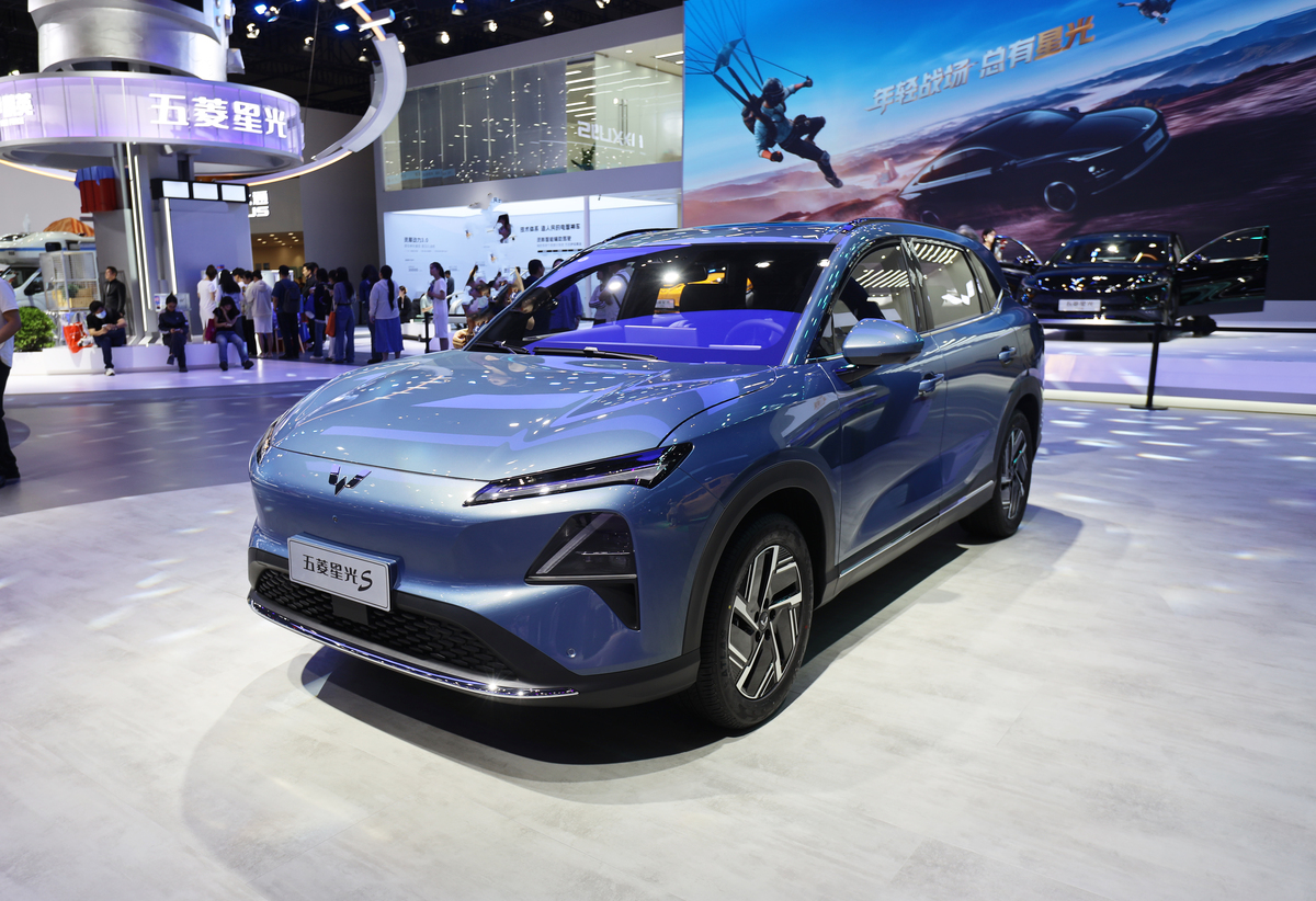 根据下面内容洗稿重新写一篇全新文章3月31日华为内部发文再次强调华为不造车该文件有效期5年。除此之外华为对车身标志做出严格要求提出HUAWEI AITO不能出现在整车宣传中。4月1日早间有深圳问界门店员工表示门店已接到华为方面发的通知平时宣传话语中不能再叫华为问界了。华为为何不让叫华为问界了？在昨日举行的华为2022年年度报告会上华为轮值董事长徐直军特别就华为不造车进行了回应。华为轮值董事长徐直军