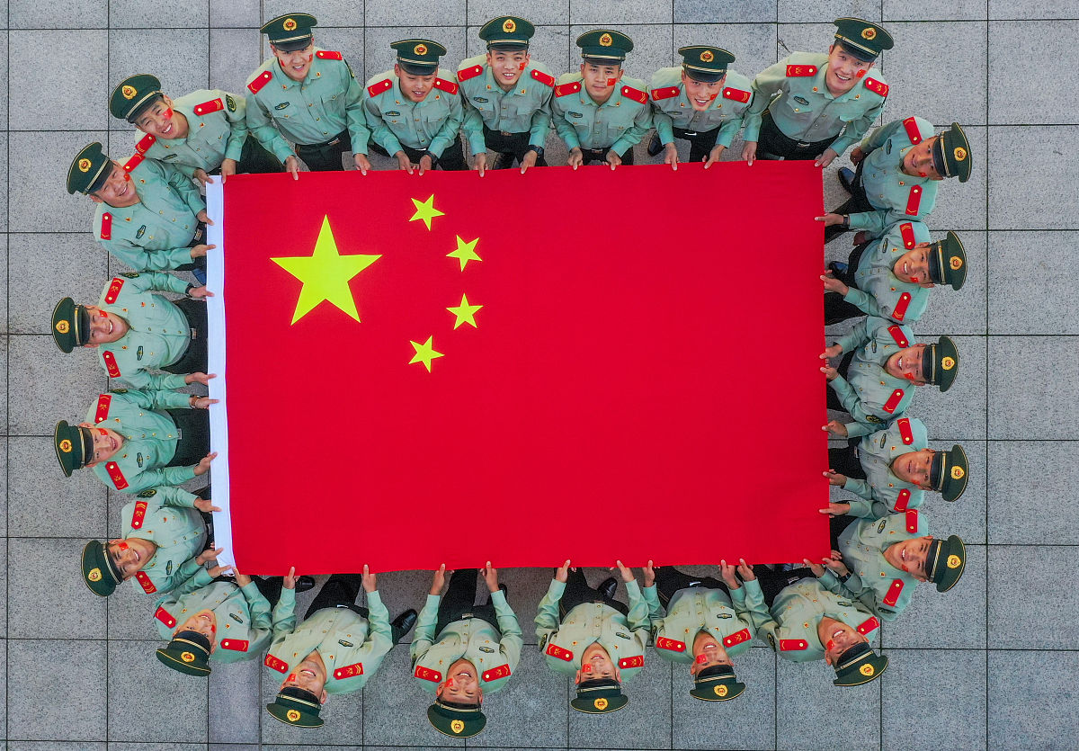 符合中国小学四年级学生的读后感红色故事、爱国教育读书内容为《红旗飘飘-飞火》字数再350左右。