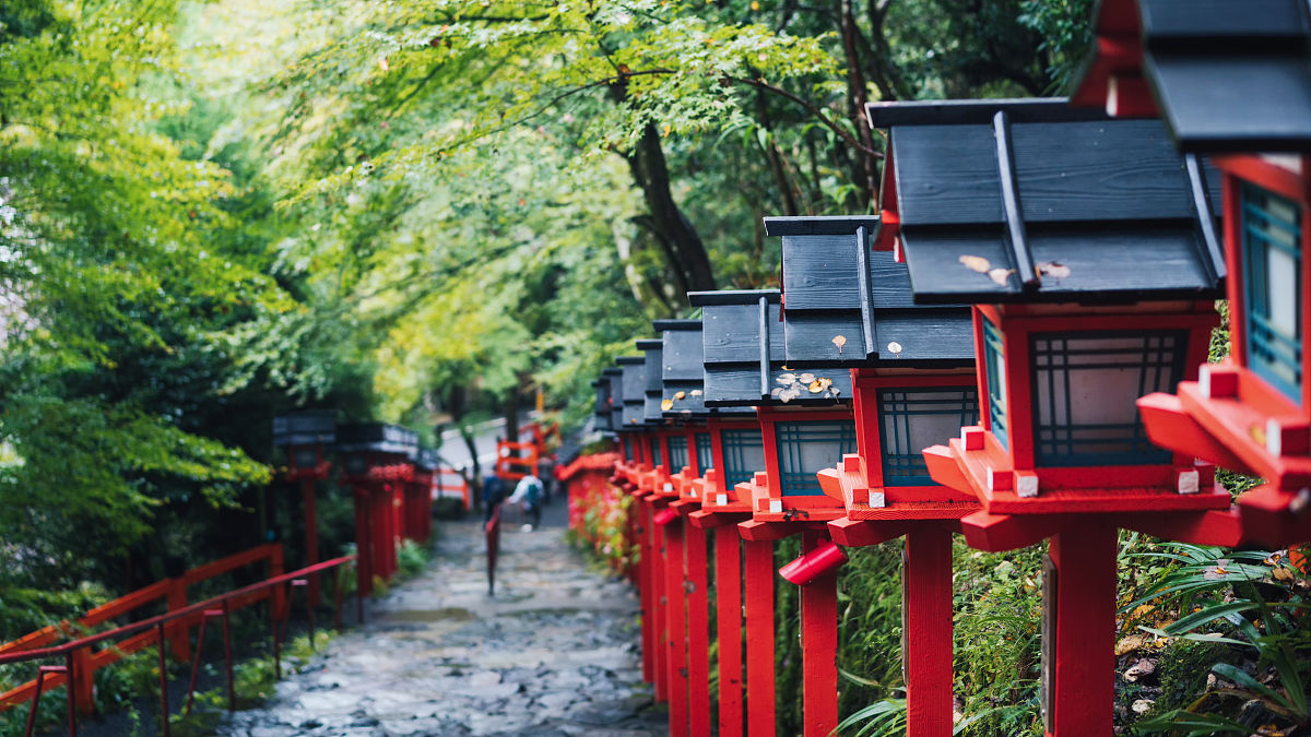 请描写一下一座神社的样子里面有一颗古树上面绑着结绳