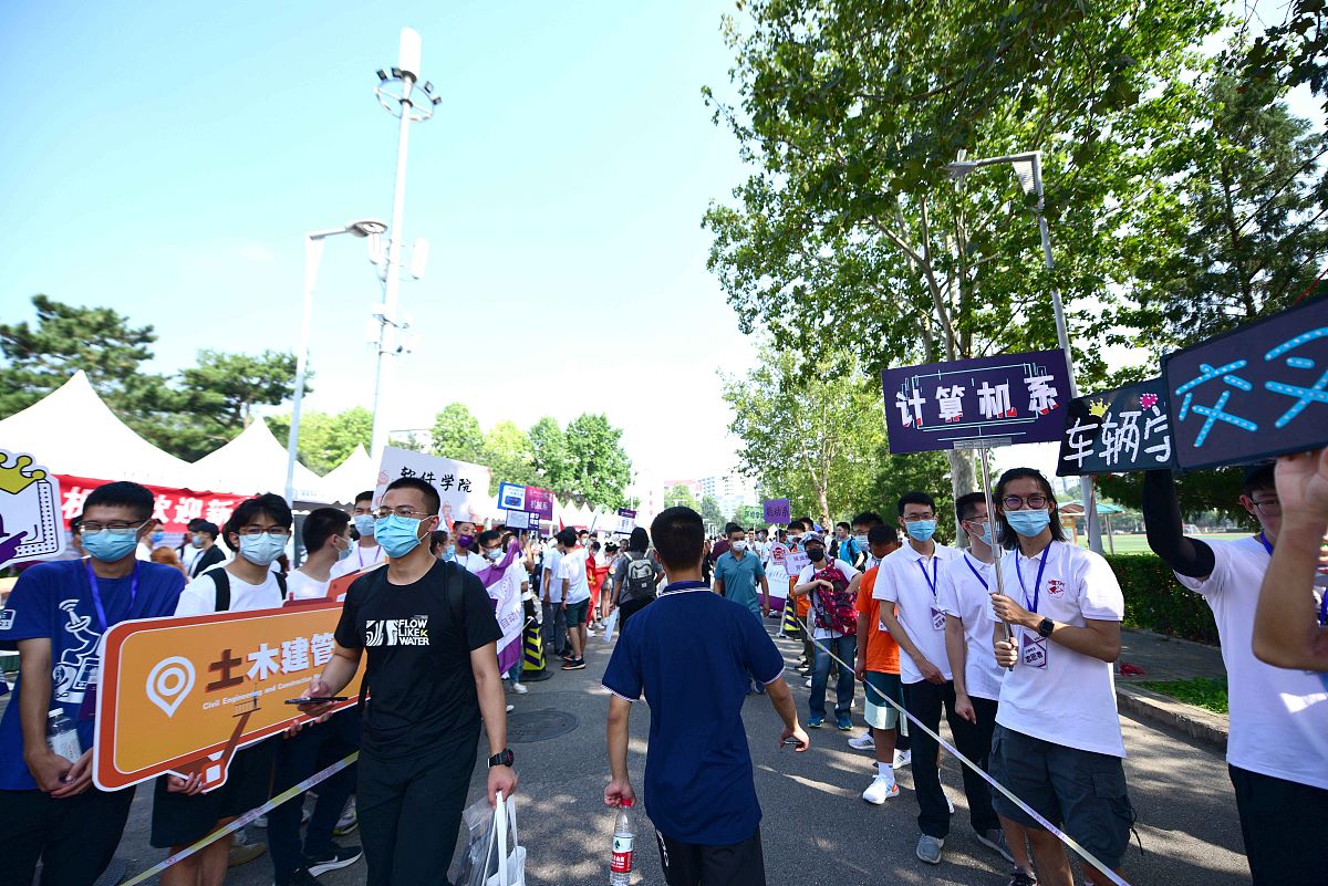 在本周周四晚上20：30商学院组织青马工程拓展班与提高班学员们参与鸣奏青春旋律抒写健康乐意为主题的校园夜跑活动。