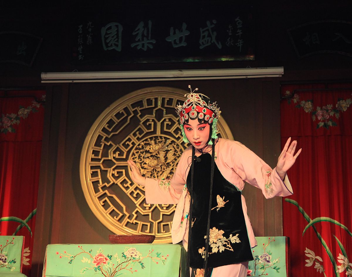 2015年6月6日,江苏省南京市,甘家大院茶馆里的"盛世梨园"小剧场演出京