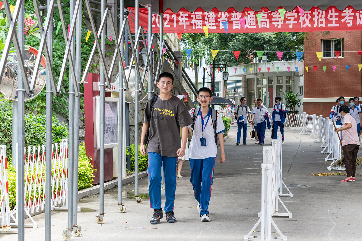 2021年6月9日,高考思明考区厦门一中考点,上午考试结束,考生走出考场.