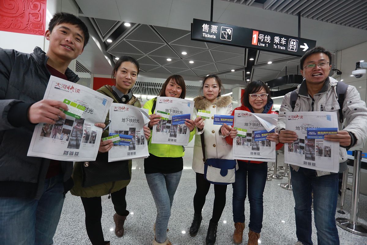 小朋友地铁研学活动结束后感谢义工家长付出夸奖拍照技术高超