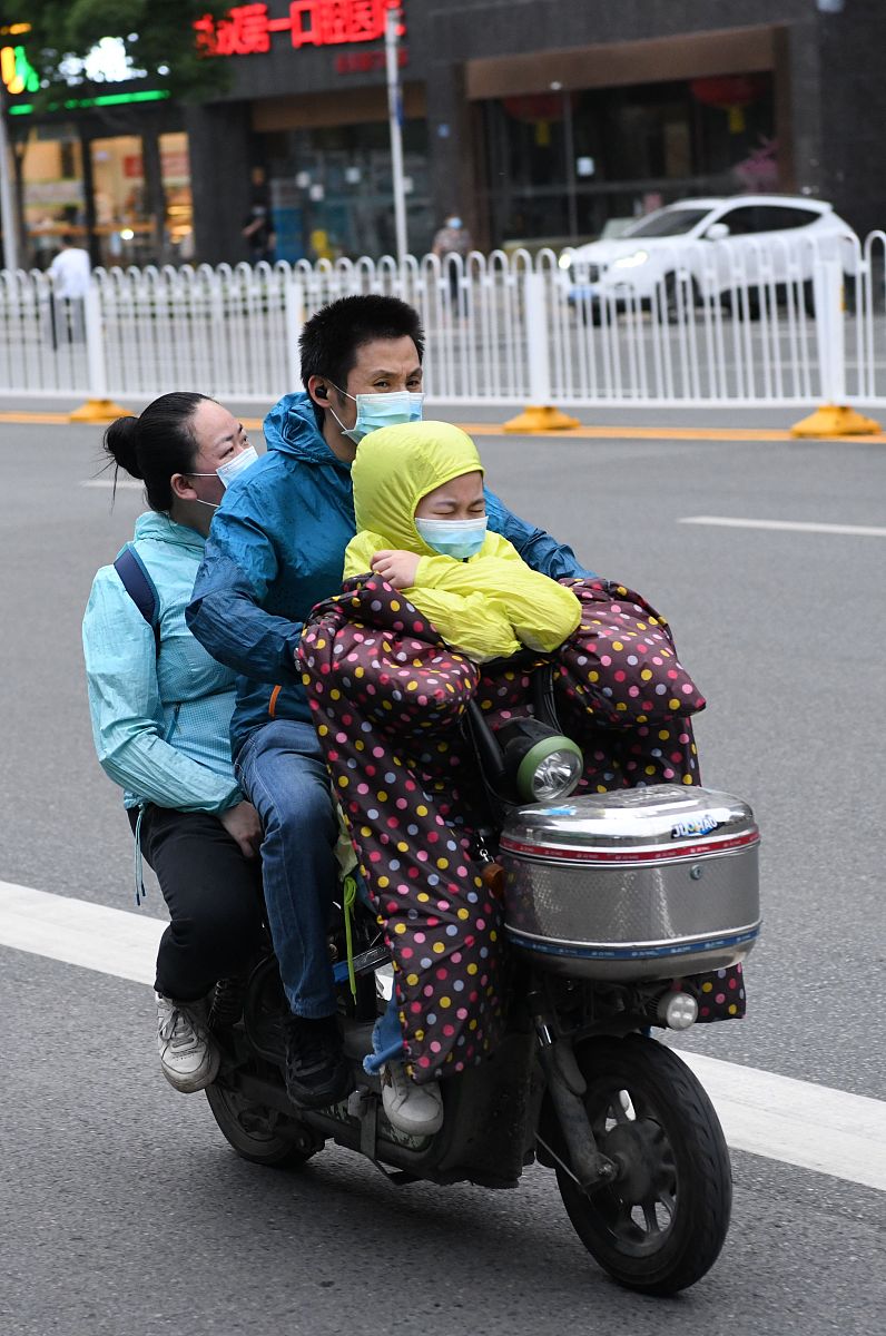 电动车安全：妈妈带头盔，女儿却没戴？这样太危险了！