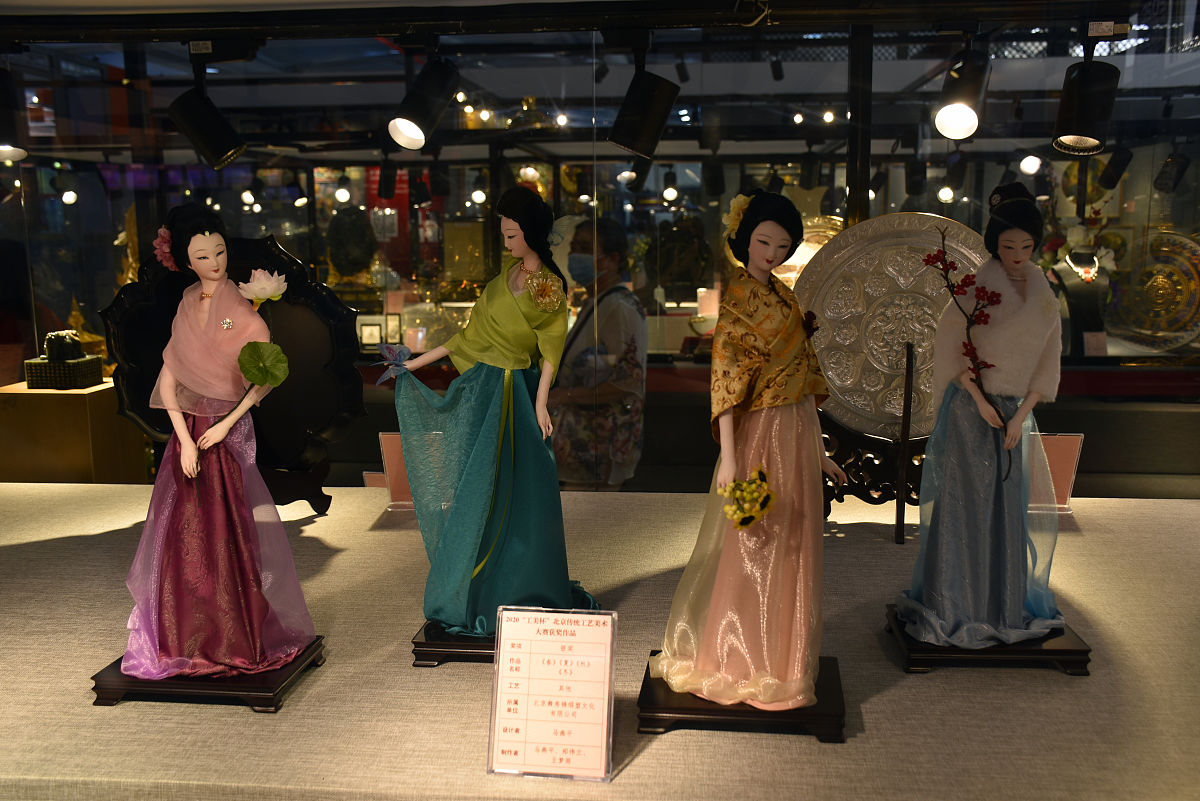 博物馆之夜我们听古乐赏文物品美食穿汉服拍美照穿越千年。给我写个与上面情况有关的诗歌