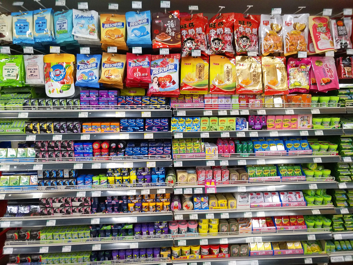 在商店卖口香糖的货柜里放入一盒避孕套会发生什么？