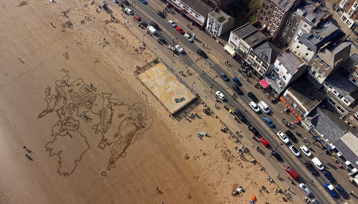 当地时间2022年3月23日,英国英格兰北部的斯卡伯勒,艺术家们正在斯卡