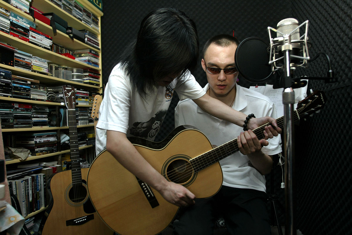 2007年6月6日,天津,杨博尊到著名音乐人周勇先的工作室录制他为2008年