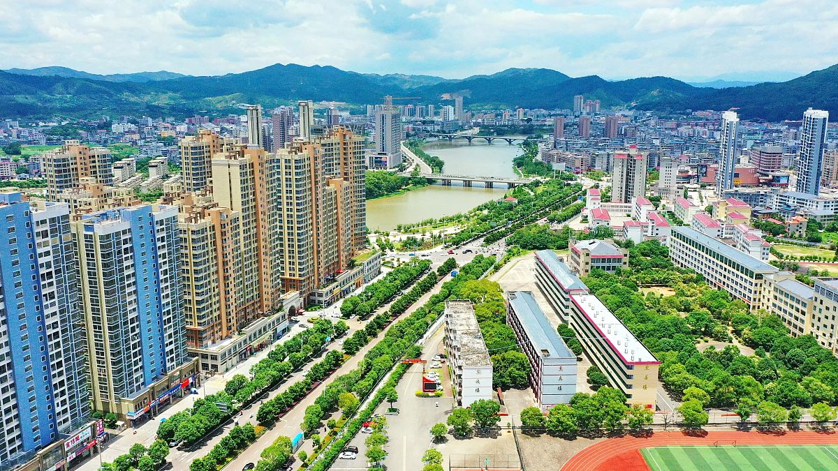 2021年5月26日,江西省赣州市会昌县城鳞次栉比的楼房与连绵的青山,绿