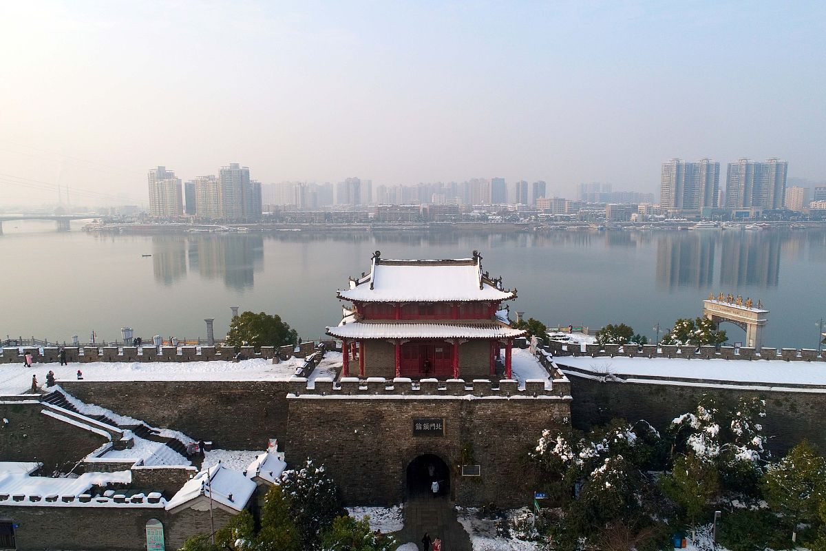 2018年1月7日,湖北襄阳,雪后初晴,人们纷纷来到古城墙上拍照游玩.