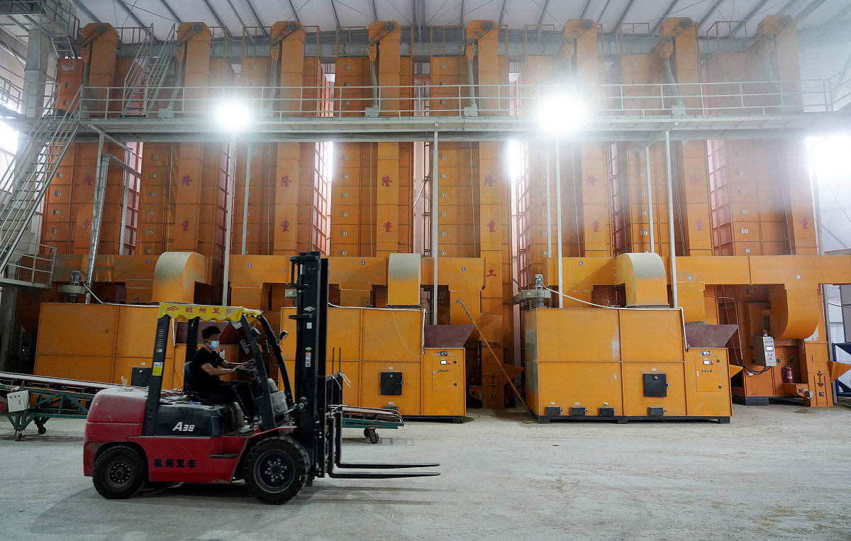 一种升降滚筒AGV小车