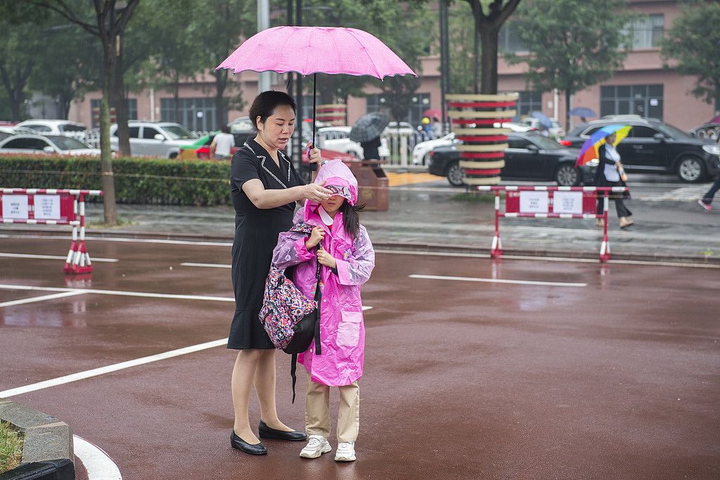 女孩准备送孩子去做校车上学。500字故事