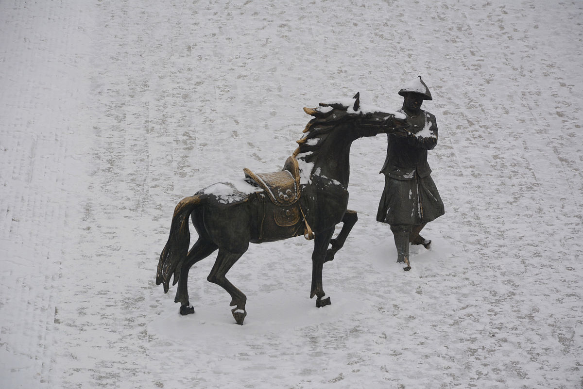 2017年12月10日,吉林,在松花江畔,青铜雕塑上落满厚厚的积雪.