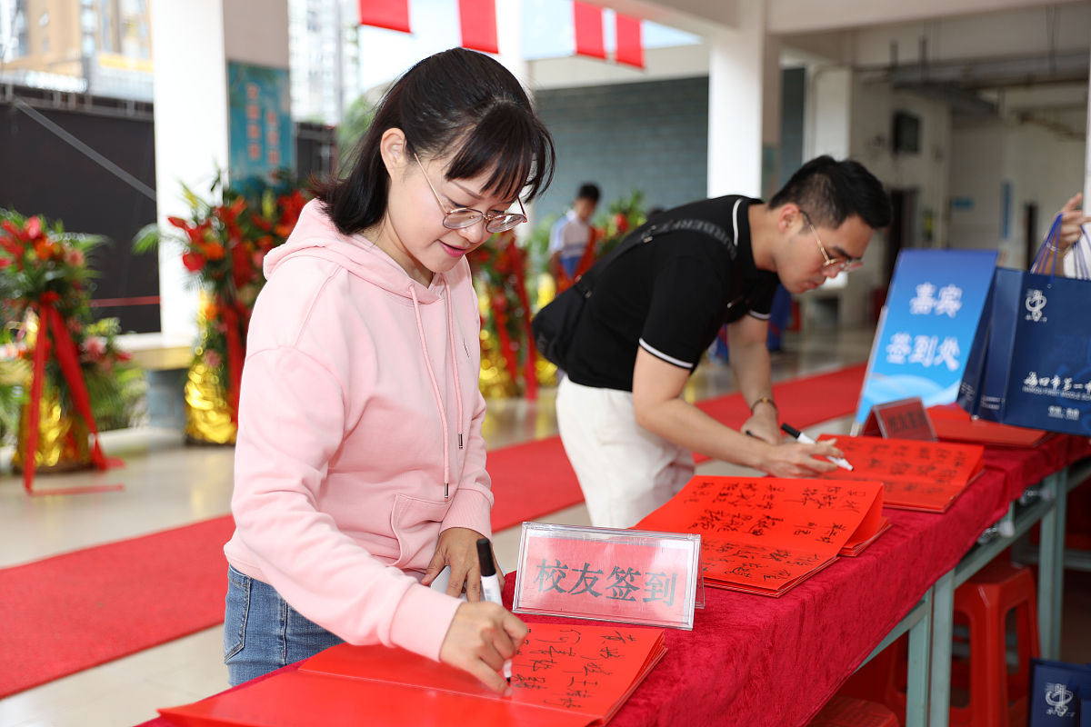 eprototypeonSetSiginInfo = function var t = this;thissiginInfo = rdefaultplayersiginInfo;consolelogthissiginInfo;udefaultSetLabelthisuilab_now_num thissiginInfosigncount;var e = ;for var i in thissigi