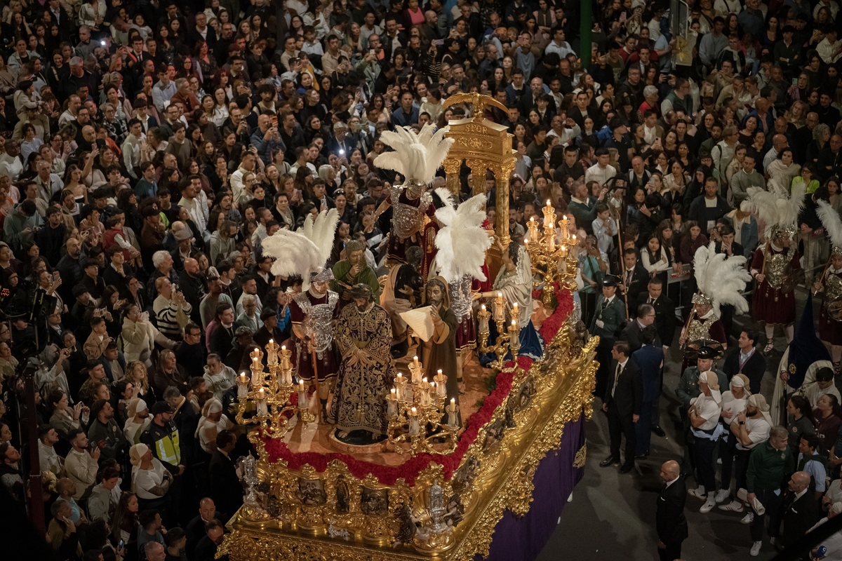 当地时间2026年4月3日,西班牙塞维利亚,圣周游行凌晨.
