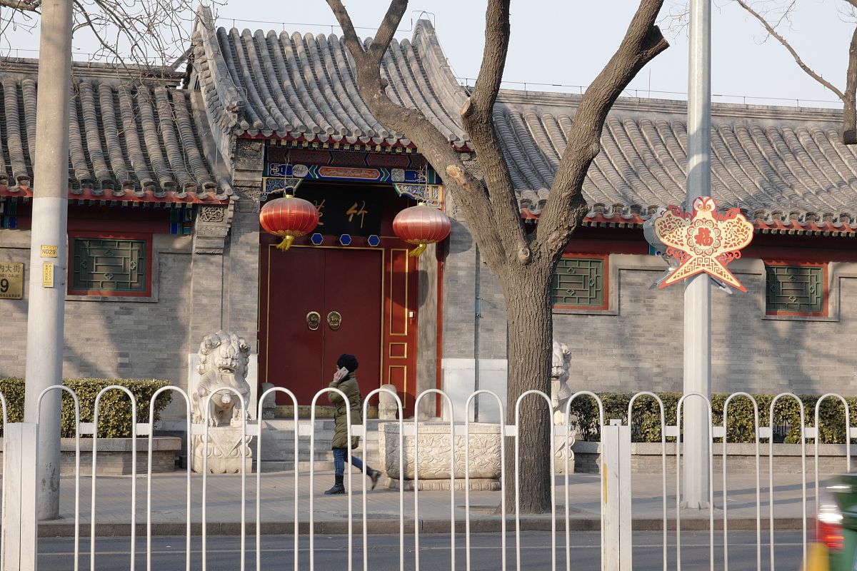 2018年2月6日,北京,阜成门内大街沿街挂满了老北京沙燕儿,煞是好看,为