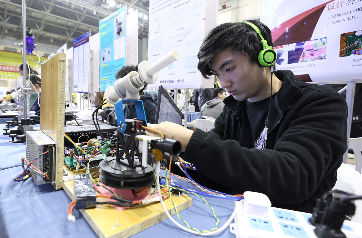 GPT-3.5 Turbo 在大学生实习教学中的应用与局限性