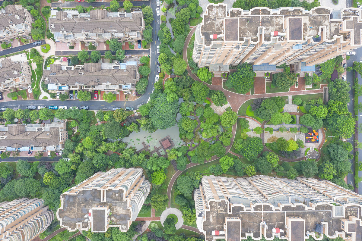 【城市能级提升】为加快建设常州最美新城区构建安全、绿色、活力、智慧、共享的街道空间环境请结合雨污分流、老旧小区改造、城中村改造、生态园林城市创建等行动谈谈当前美丽街区建设的重点和难点。