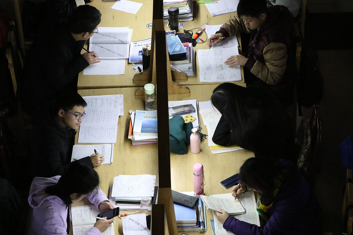 写一篇由于懒散、下大雨导致的大学生晚自习缺勤检讨