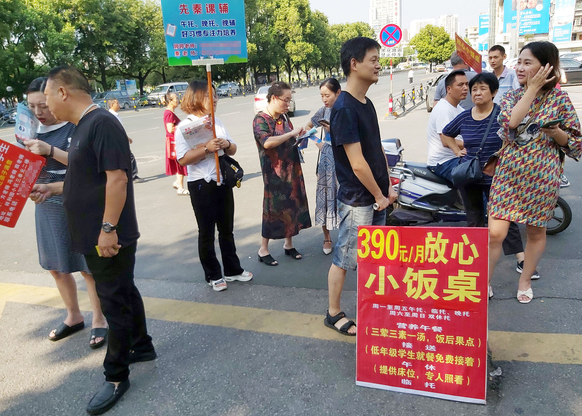 商场促销活动招短期兼职，传单发放/货物搬运，日薪100/200元，如何配置人数最省钱？