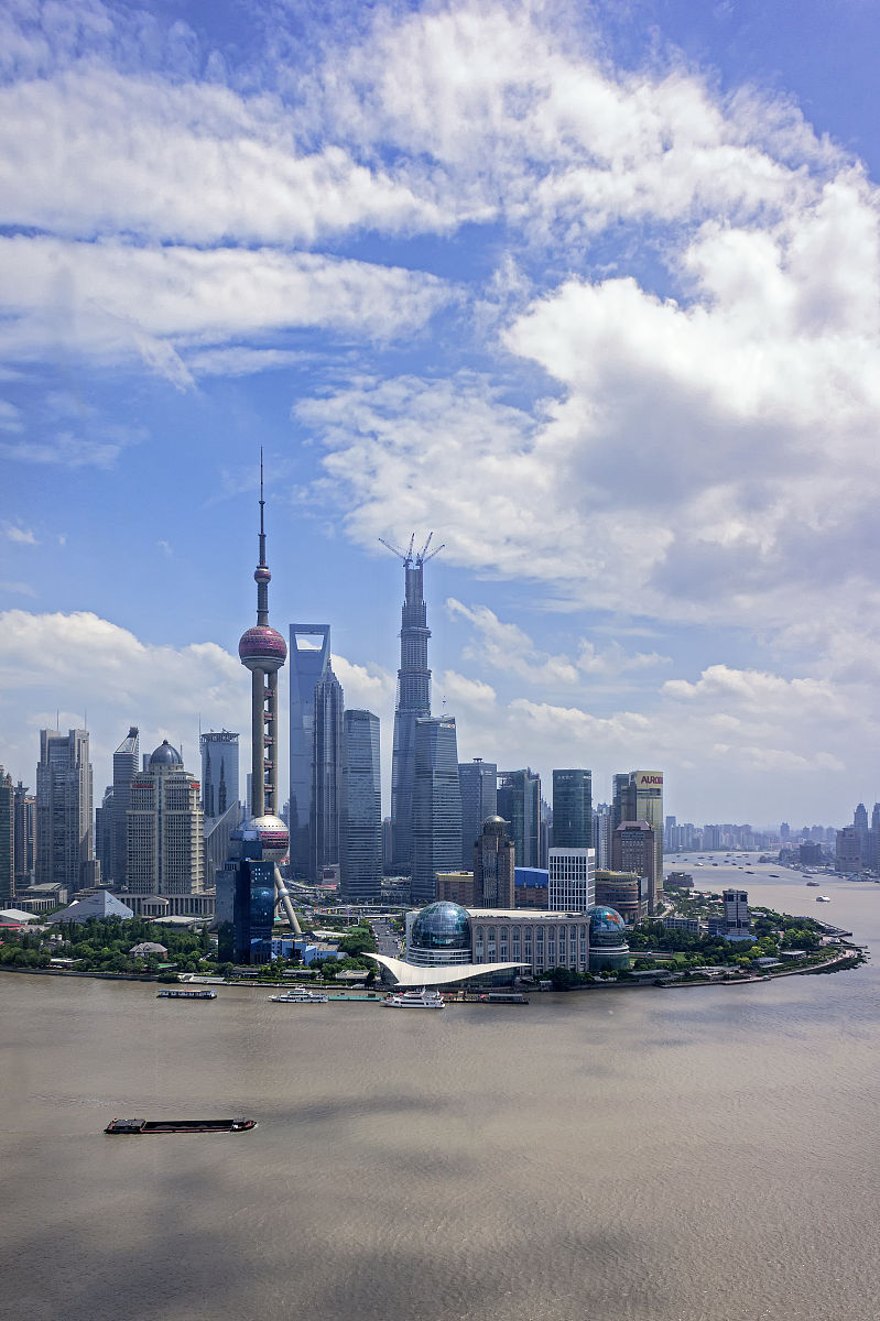 2013年10月13日,上海中心大厦未建成时的陆家嘴.
