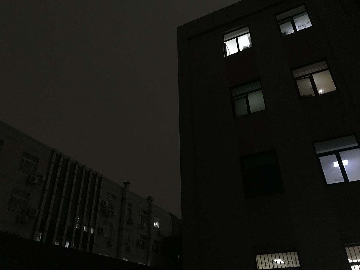 学校操场上出现了诡异的现象。