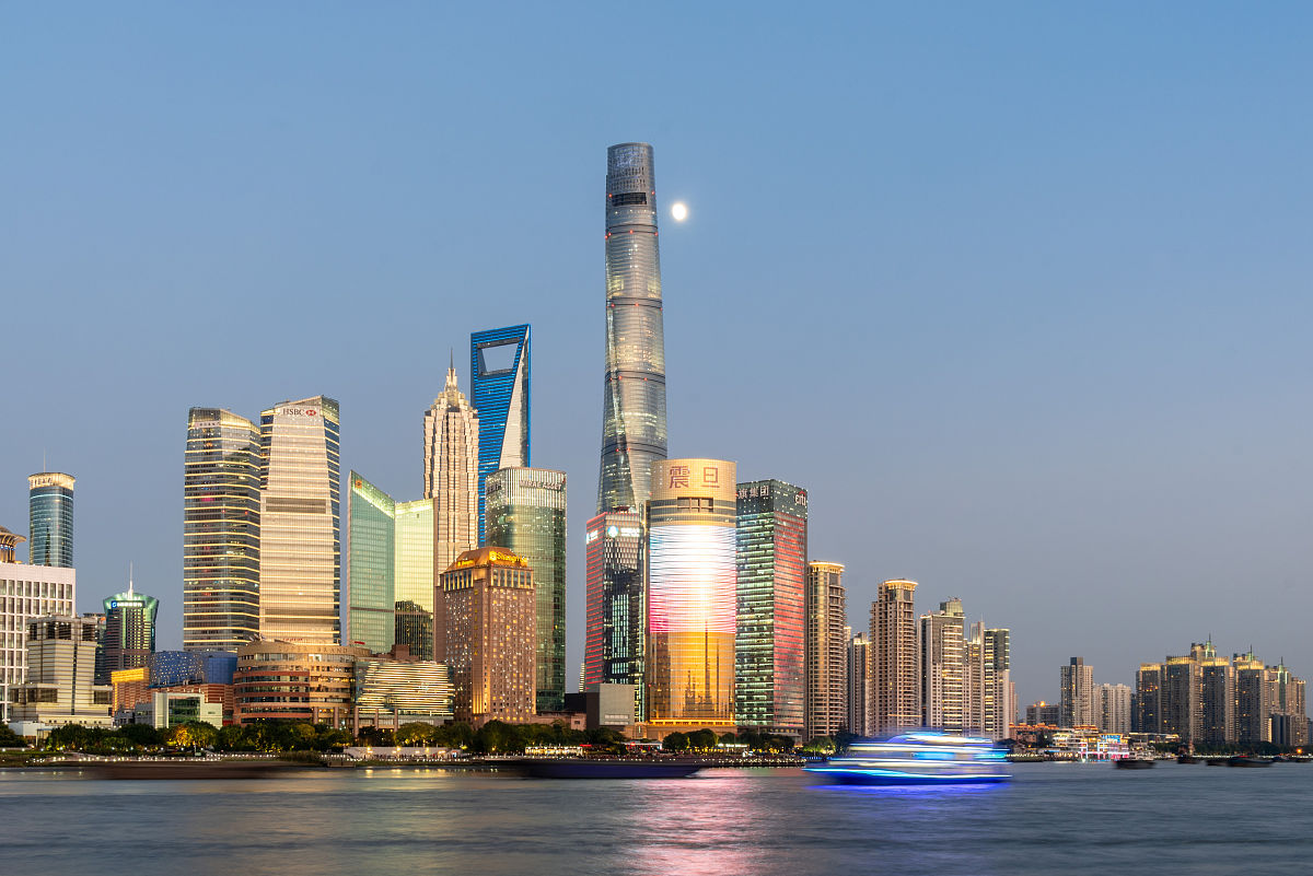 2019年11月9日,上海,陆家嘴亮起景观灯光,东方明珠广播电视塔,上海中