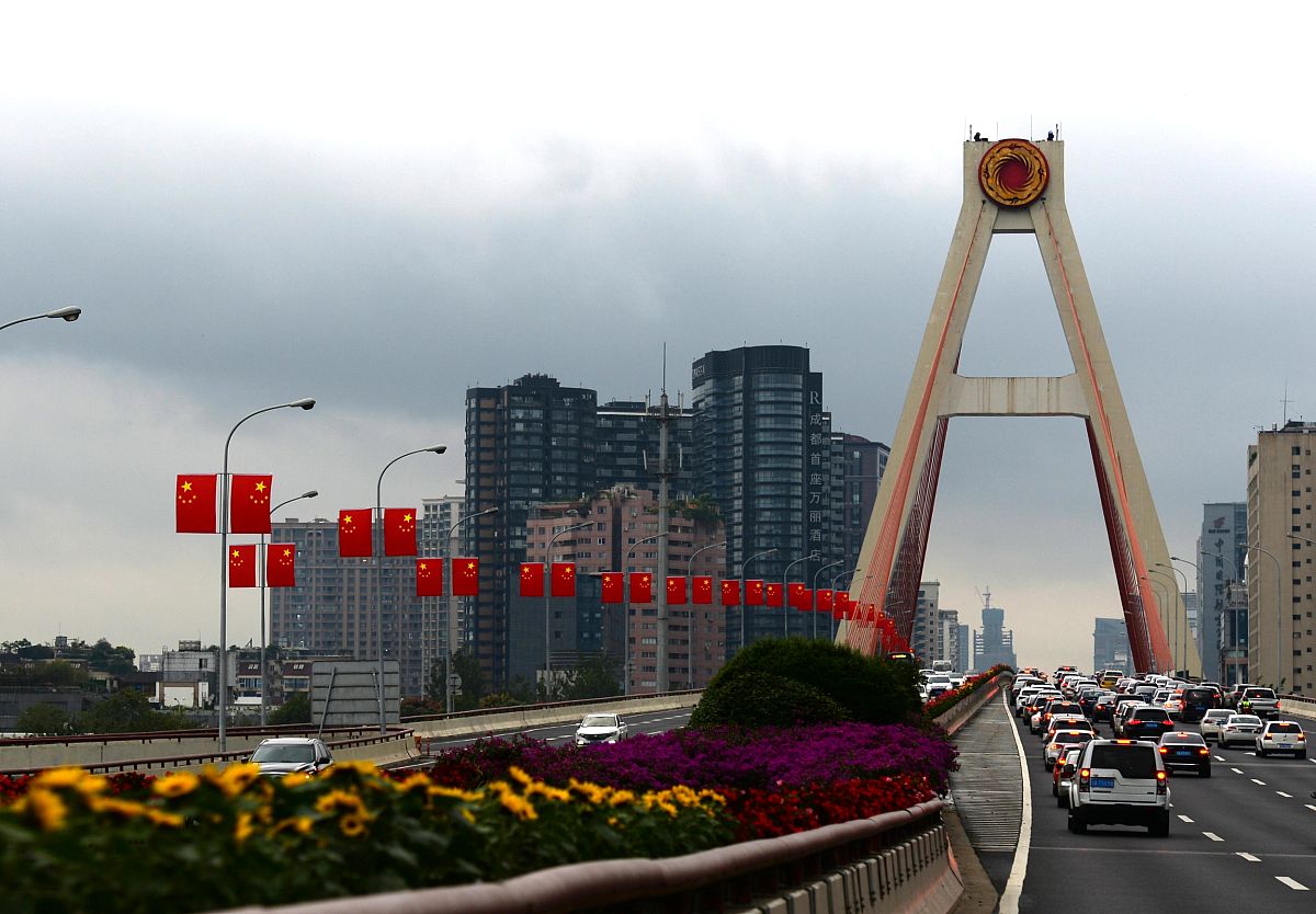 2020年9月25日,成都,天府立交桥上挂满国旗.(如下载使用,请务必署名红