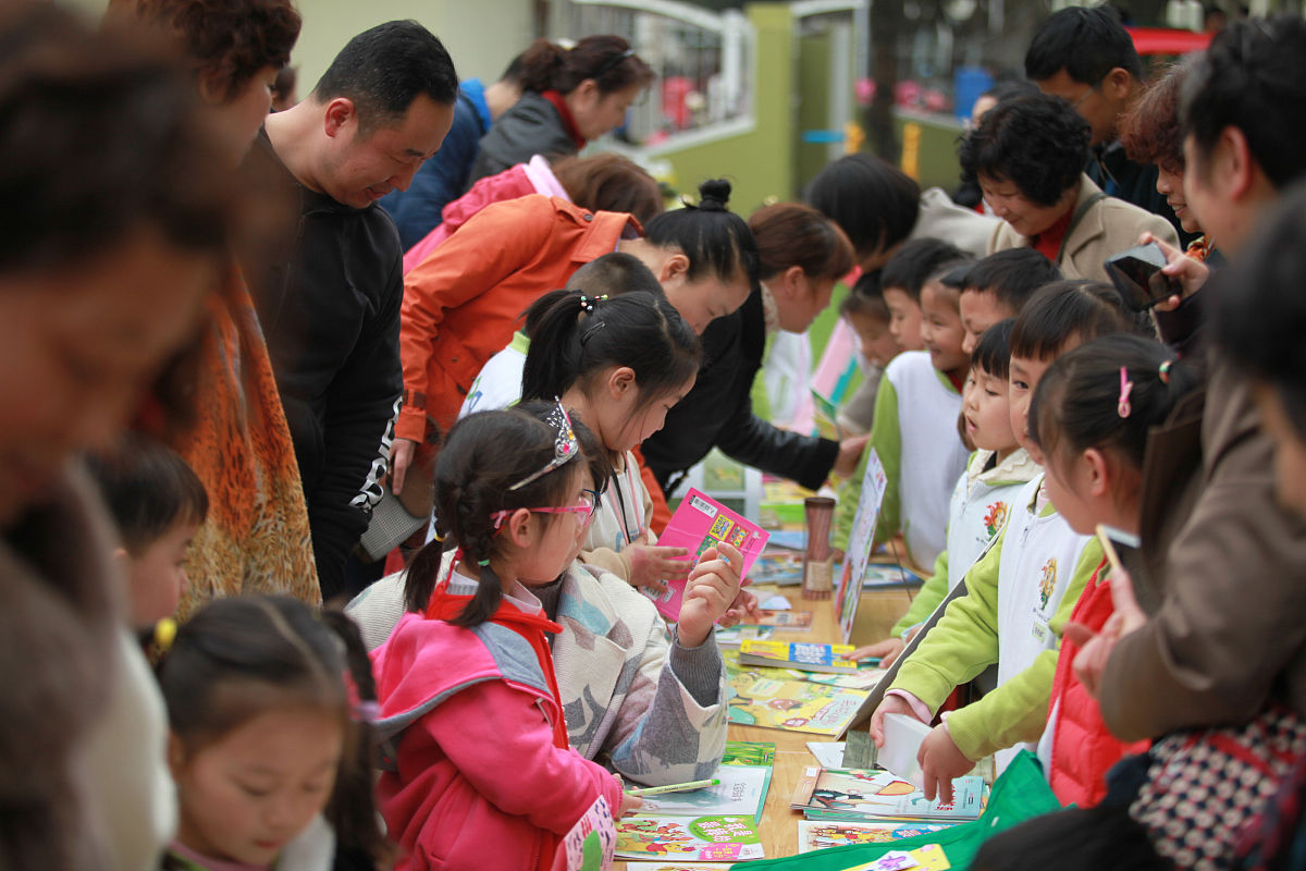 根据蒋弘睿、蒋弘烨两个名字写一个幼儿园摆摊卖东西的小活动的标题将两个名字都体现出来卖东西的主题简短押韵