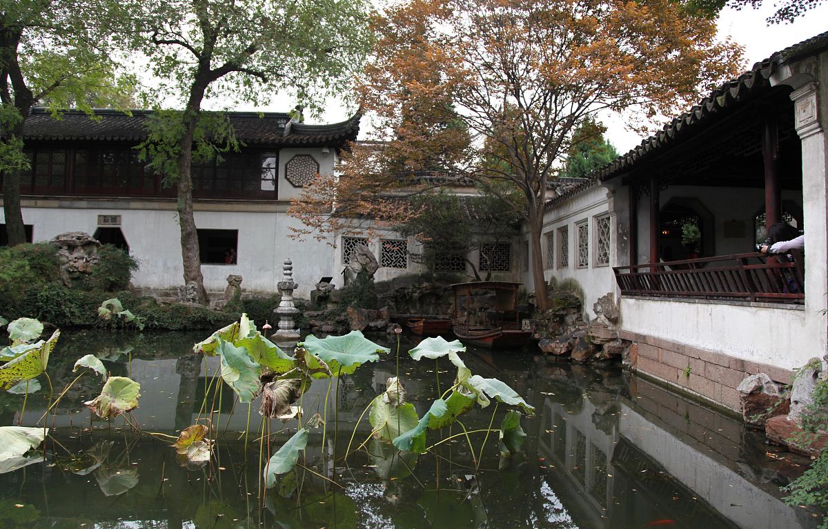 彭慕兰在《大分流欧洲、中国及现代世界经济的发展》一书中提问道：是什么使得经济落后于中国江南的西欧发生了工业革命