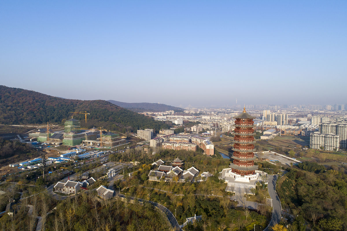 2020年12月15日,湖北省襄阳市,位于城南岘首山之巅的文笔峰塔傲然矗立