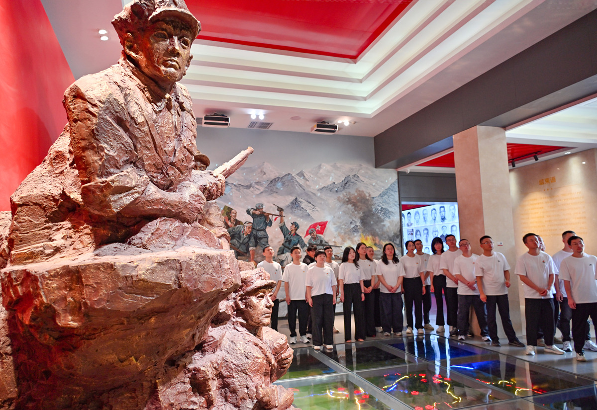 中国崛起：从战火中浴火重生，英雄人物的热血与青春