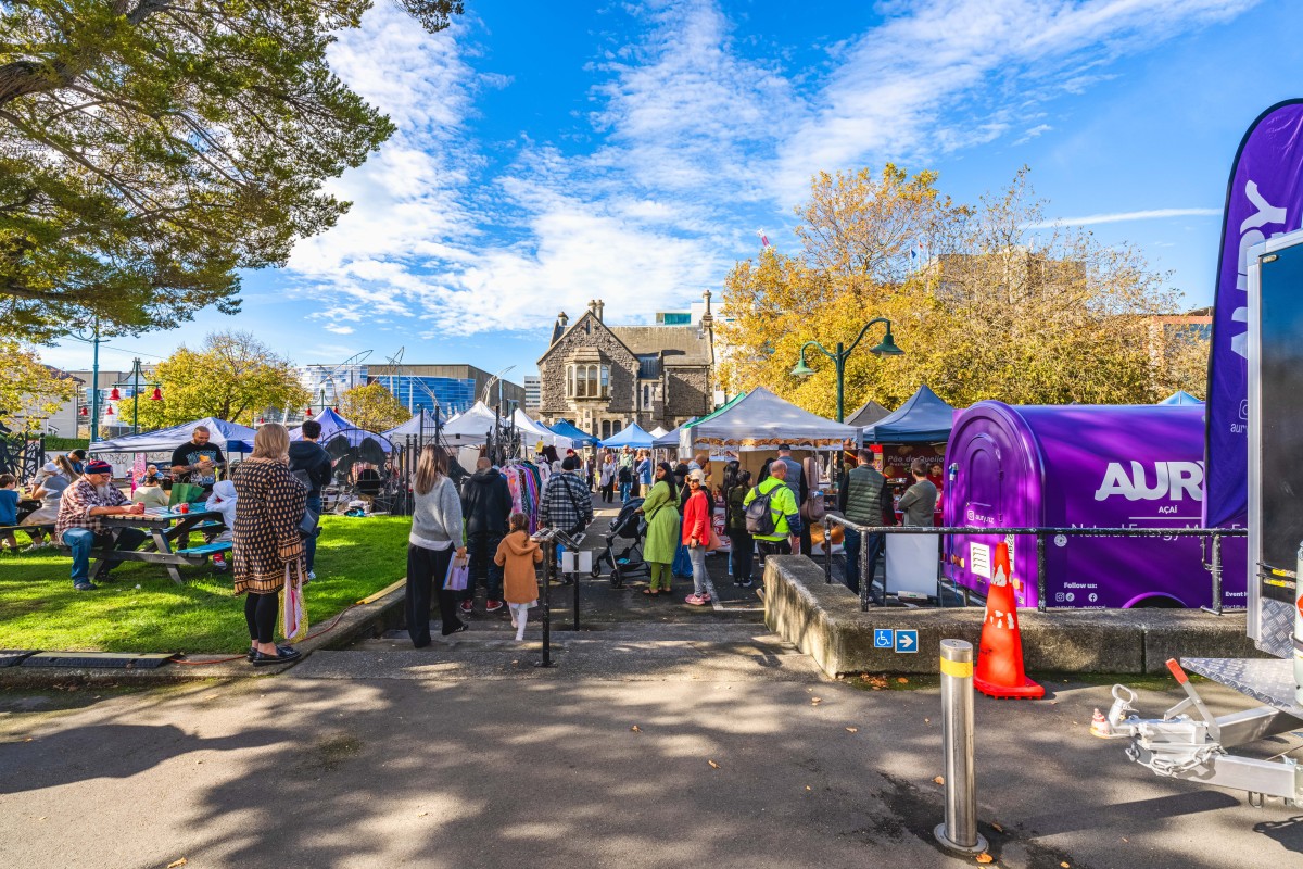 泥沟村党建主题公园与德育花园记录了党的光辉历程打造了红色文化教育研学路坚持弘扬红色文化传承红色基因一路上各式各样的楼房错落有致整齐美观翻译成英文
