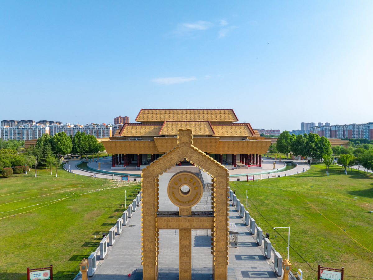 为弘扬中华优秀传统文化体现青年学子的历史使命与责任担当曲阜师范大学传统能言队实践队成员前往陕西省宝鸡市探索甲骨文文化。实践小队成员主要前往了素有甲骨文之乡之称的陕西省岐山县并参观了岐山县周原广场和岐山县周原博物馆对甲骨文文化做了细致地调查和了解。实践小队成员在出发调查前先查阅了相关资料对甲骨文做了充分地了解。甲骨文是中国的一种古老文字又称契文、甲骨卜辞、殷墟文字或龟甲兽骨文。通过查阅相关资料小队成
