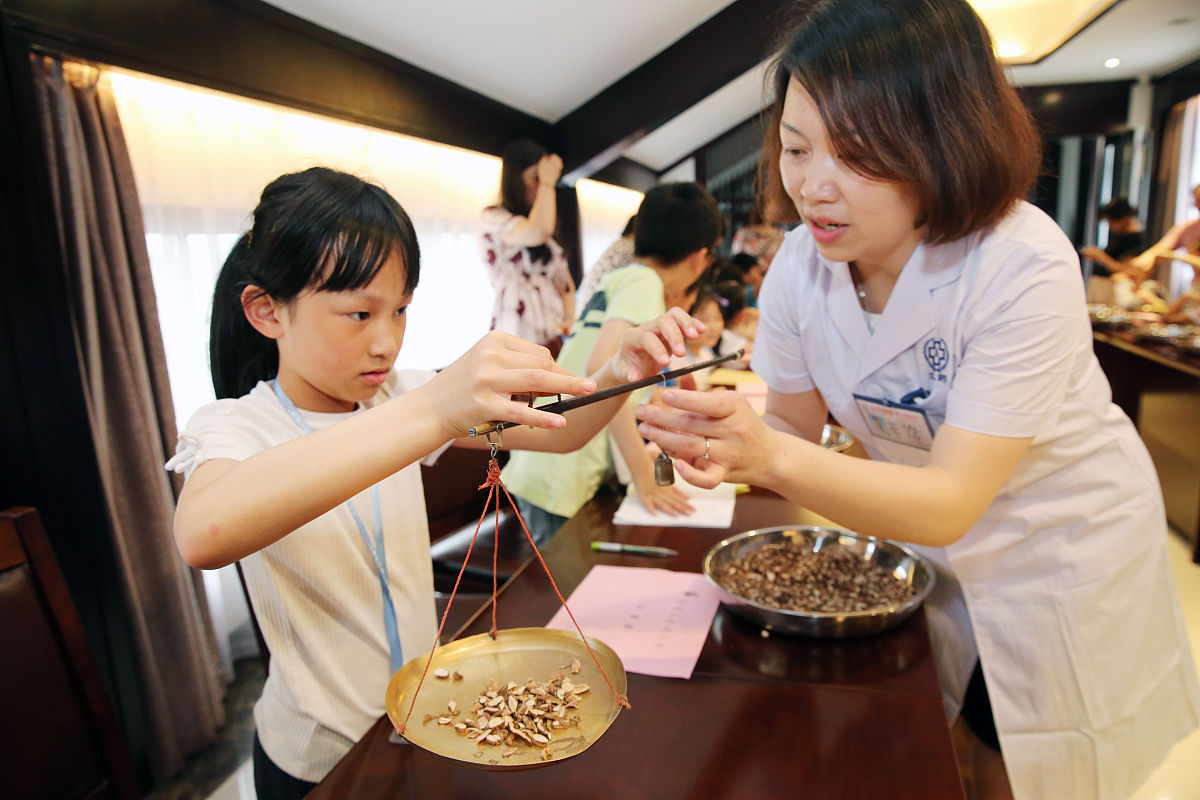2019年5月25日,江苏省南通市城中小学江海小记者来到南通汉药研究所,