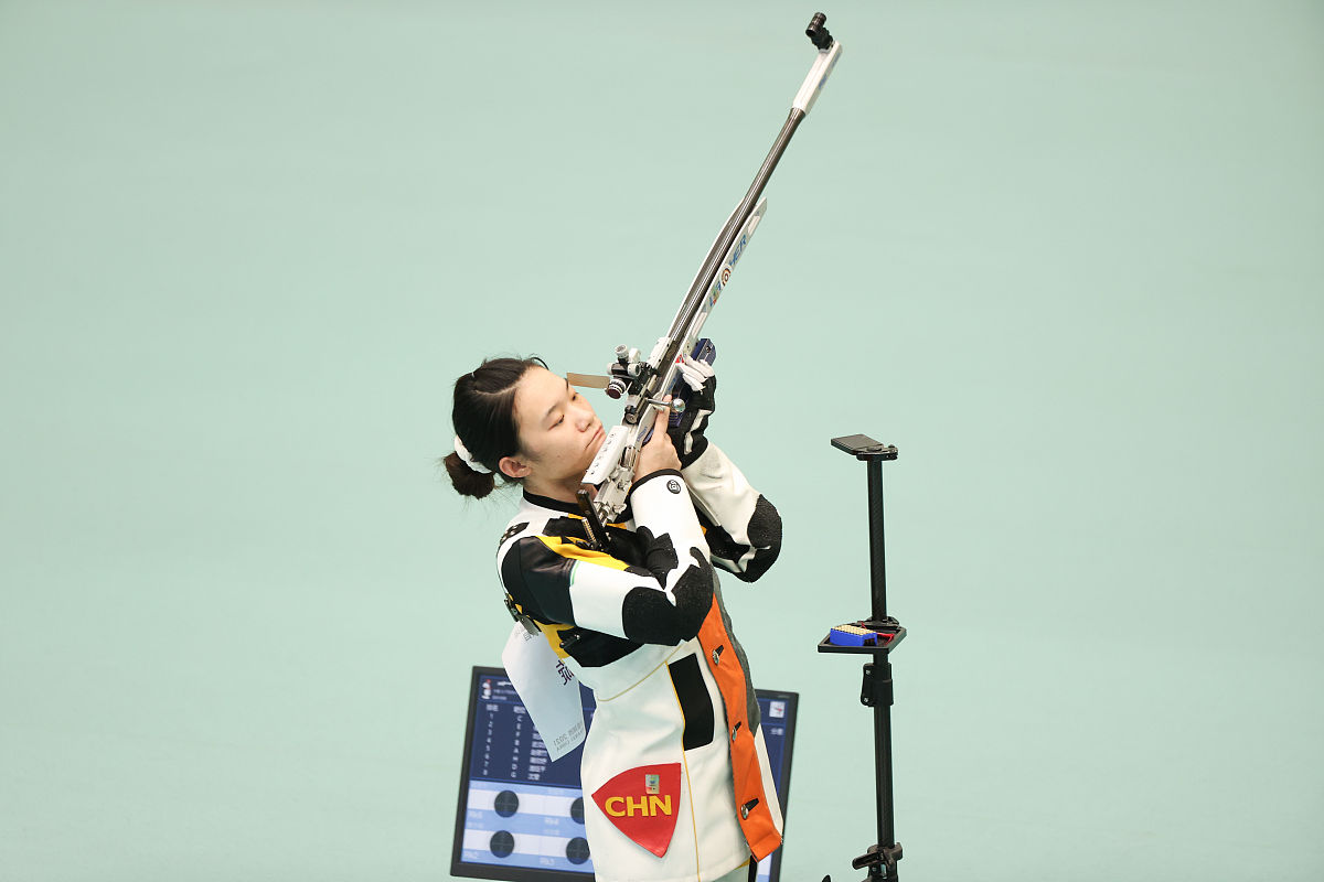2021年9月15日,陕西西安,2021全运会射击女子50米步枪三姿决赛及颁奖