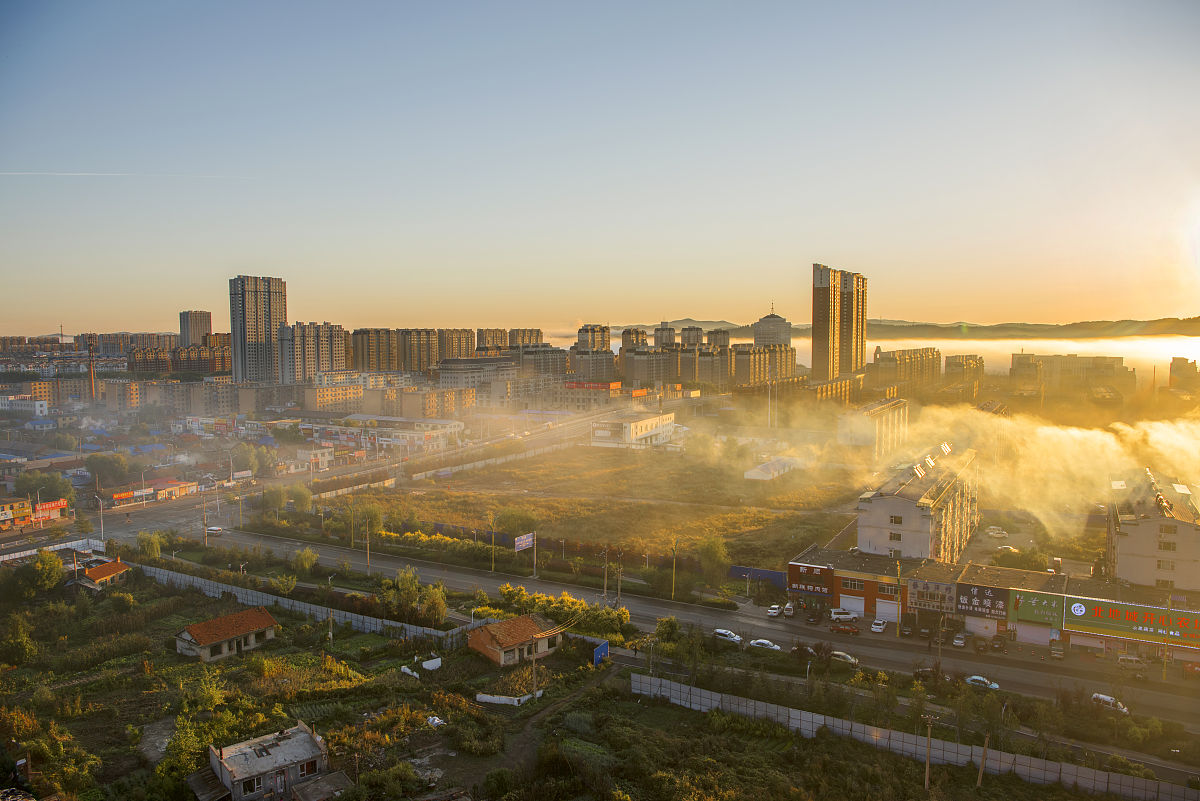 2021年9月24日,吉林省吉林市,太阳升起,一场大雾弥漫在城市的上空.