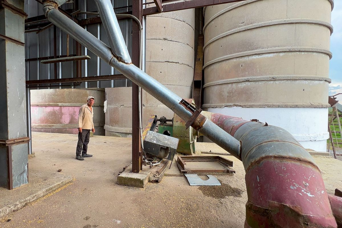 省煤器输灰系统不能满足目前燃煤高灰分月平均最高灰分5028、高堆积密度电区输灰系统灰分堆积092tNm3省煤器输灰系统灰分堆积密度11tNm3恶劣条件下使用需求输灰系统频繁堵管造成除尘器、省煤器灰斗频繁高料位运行存在较大安全生产隐患烟道积灰严重空预器、脱硝反应器磨损严重的问题严重影响劣质煤深度掺烧。对省煤器输灰系统进行分管改造改造为1、2号仓泵一组管路3、4号仓泵一组管路直通灰库同步增加管道配气系