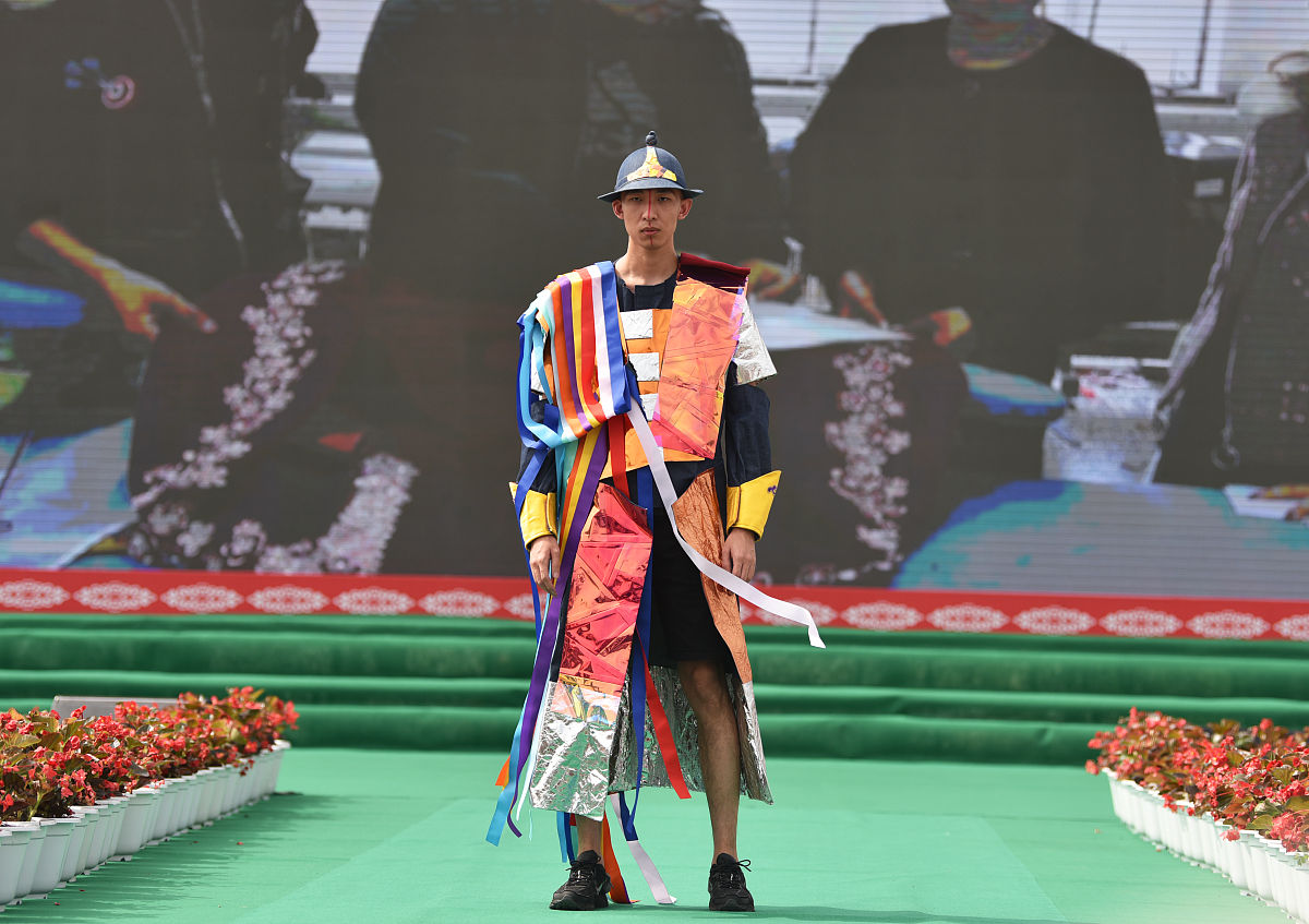 2021年7月10日,吉林松原,查干湖,独具地域特色的蒙古族服饰展.