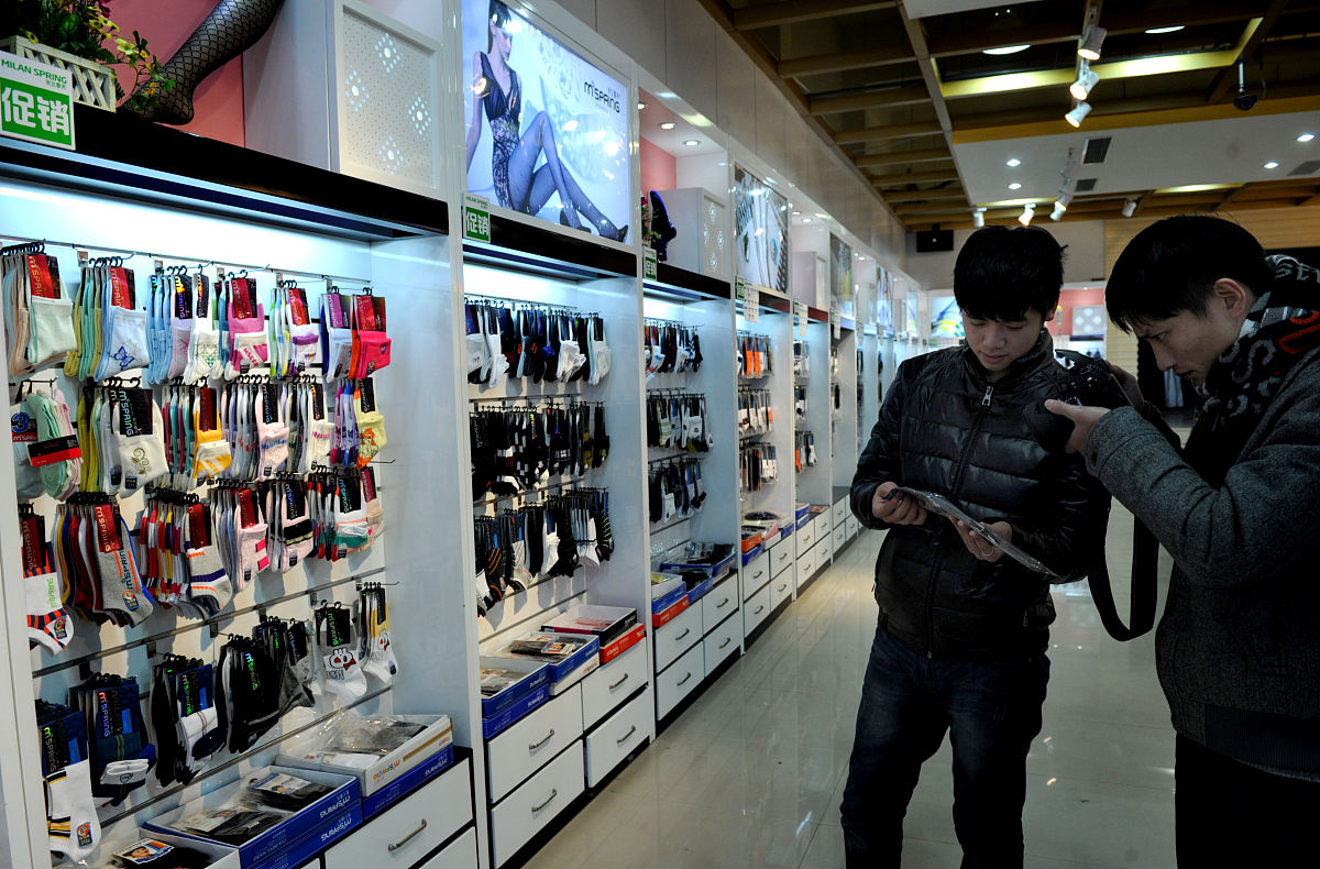 图六,2012年12月12日,在网购促销中义乌一网店员工忙着把最新款式的产