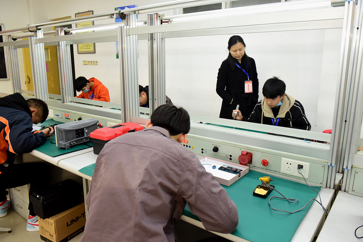 贵阳职业技术学校办学条件、费用和资助政策评估