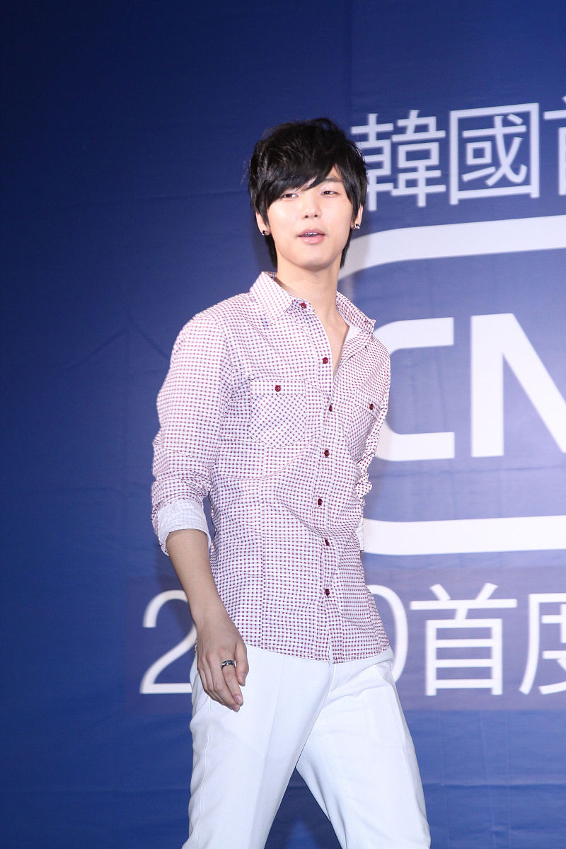 2010年9月24日,台北,韩国首席男生团体cnblue举行签名会.+++_+++cnblu