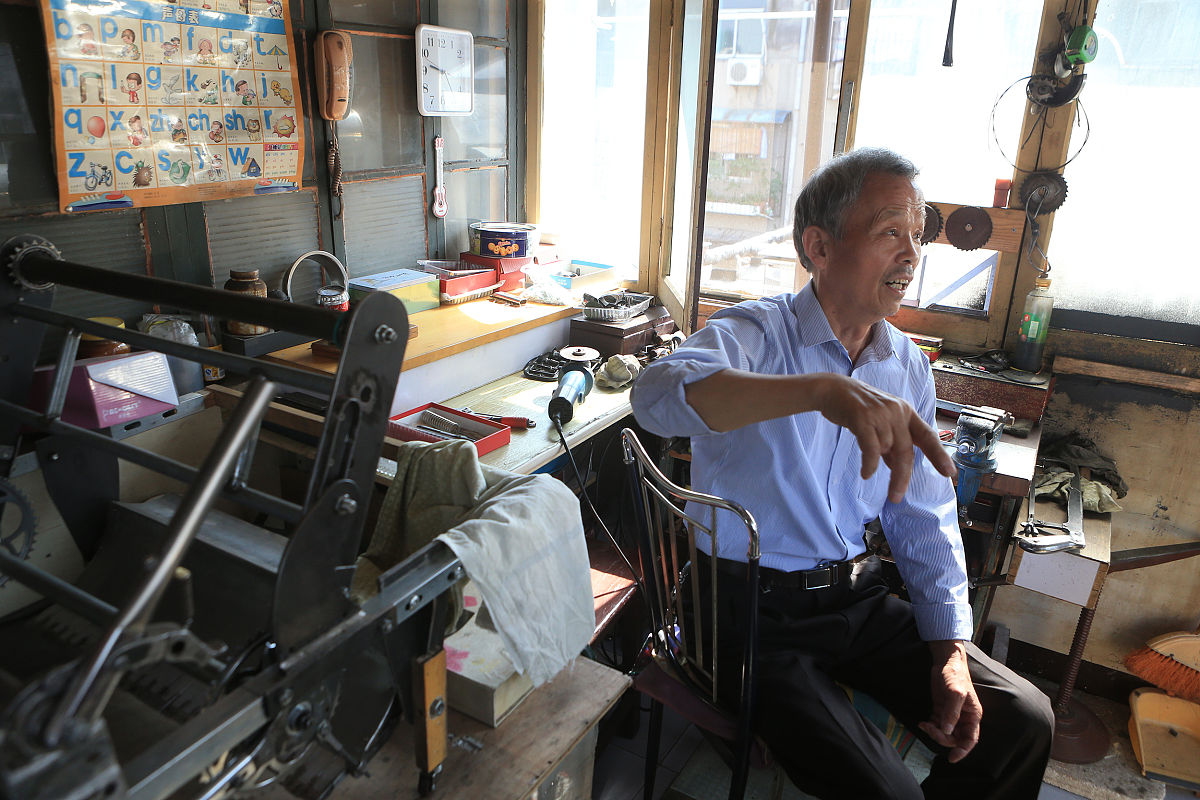 根据下面内容洗稿重新写一篇全新文章在福建厦门就发生了这样一件事情一位美女因为自己的鞋子有一些小的毛病可能也不是很大的问题因为鞋子比较贵所以女子就想要找一个专业修鞋的地方给自己处理一下因为担心自己修理不好把鞋子给修坏了所以干脆就在外面找了一个修鞋子的地方。因为在街上看到了一位大爷在路边修鞋并且旁边也是摆满了鞋子可以看出来大爷修鞋子还是有一些技术的之后女子就拿着自己的这双有一点小问题的鞋子走到了大爷的