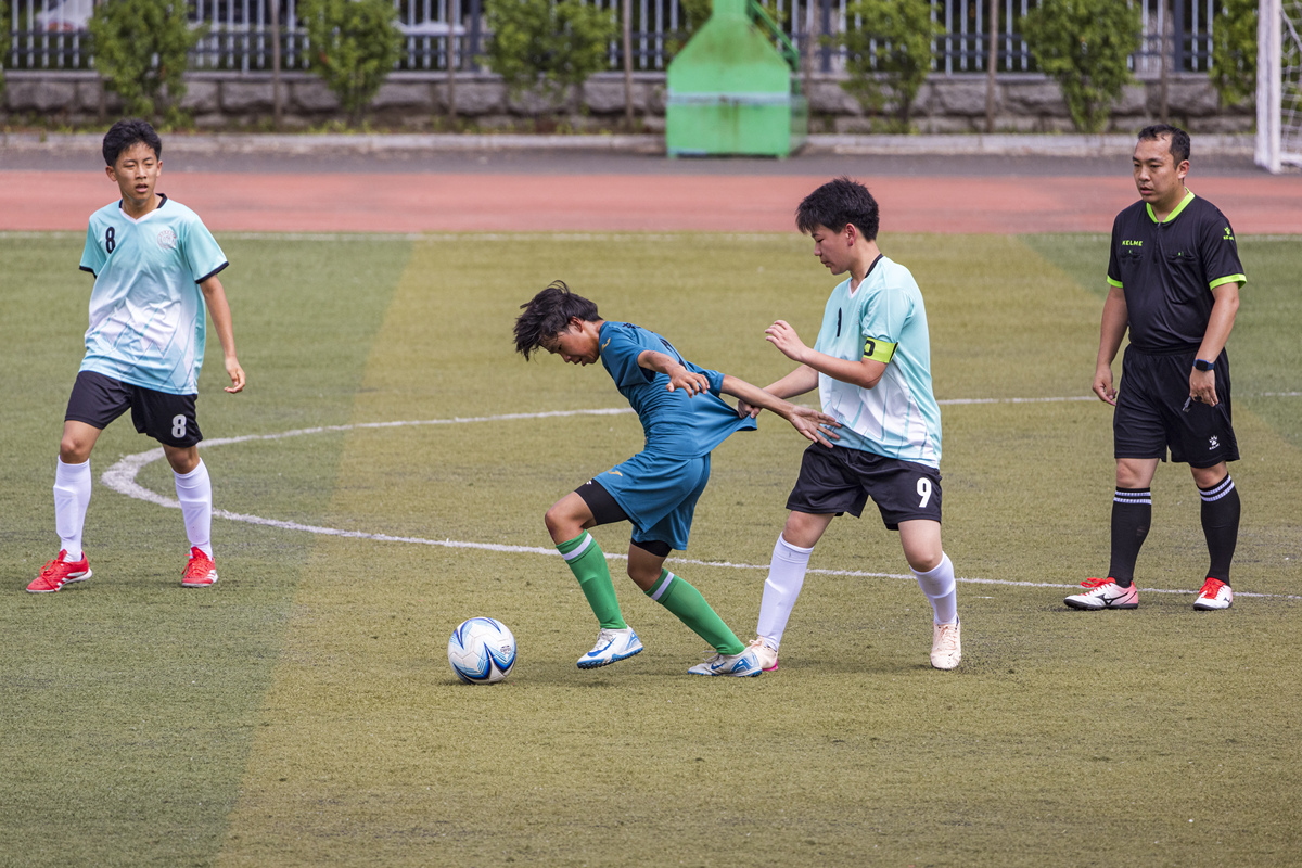 小学男生难忘的成长瞬间 围绕足球运动 团结协作 在毕业典礼上讲述 300字
