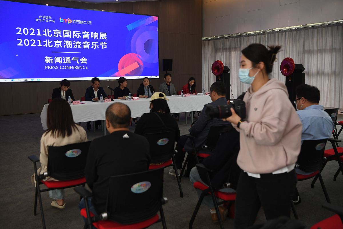 杭州市富阳区人才办一名工作人员现在需要拟一个活动方案服务对象是青年人才、青年学子群体活动时间在8-9月期间活动目的是为了服务青年人才吸引人才来杭州富阳创业就业。活动需要细分为3-4个系列小活动每个小活动要包括详细的时间、地点、流程。小活动大致可以分为：青年学子看家乡、青年联谊交友等。活动实操性强不可以随便编造。活动标题需要新颖有创意。