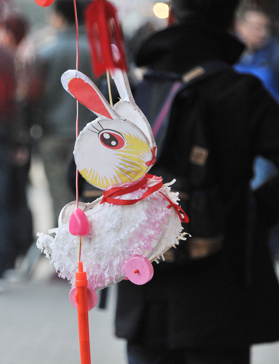 中秋节亲子活动：气球兔子灯笼，点亮社区温暖夜