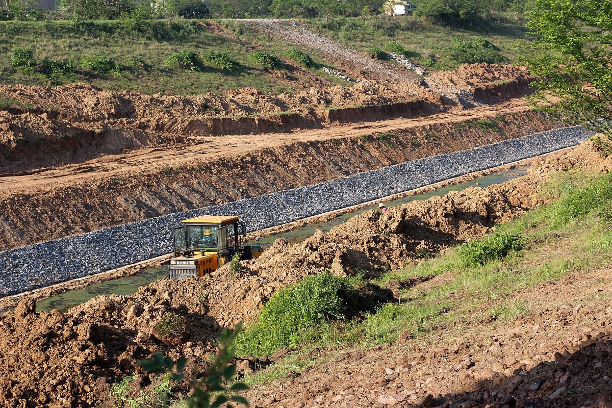 7 号公路排水工程进展：雨水处理、山坡变化 & 春天到来