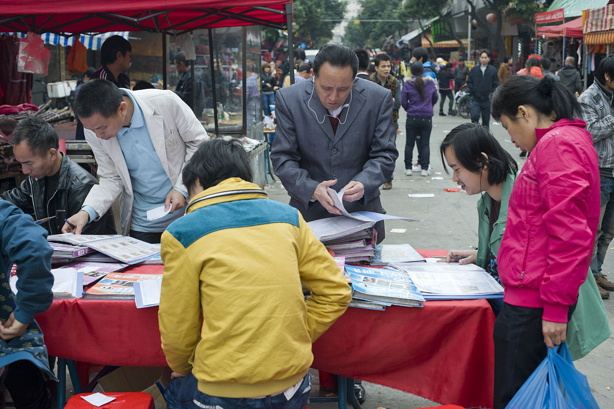 2013年1月1日,广东东莞,为手机下载电影和音乐.